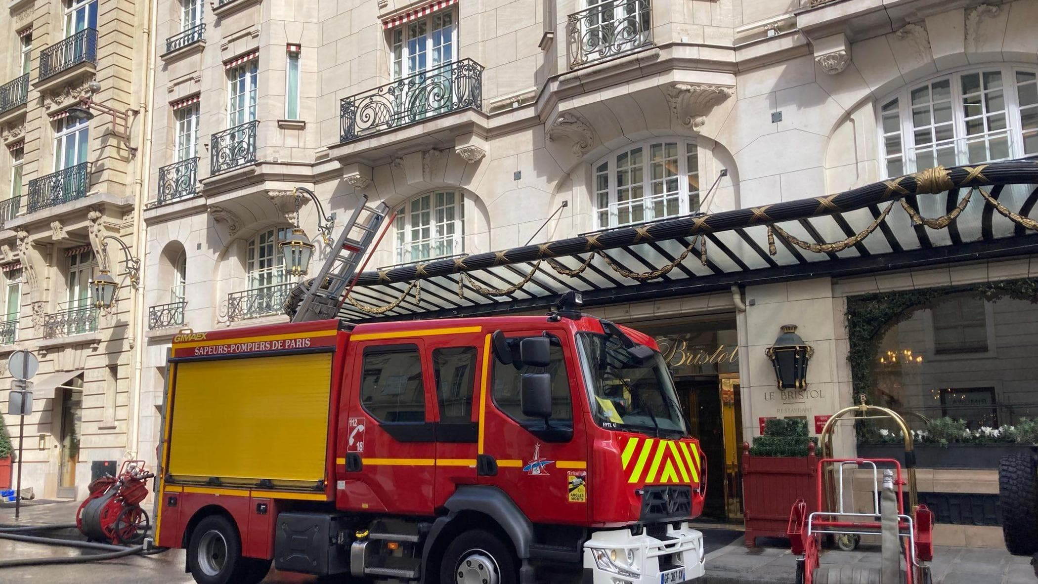 Parigi, incendio all'Hotel Bristol a due passi dall'Eliseo
