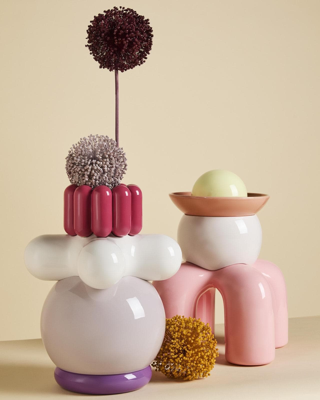 Succulentia di Bosa, firmata da Elena Salmistraro, reinterpreta le piante grasse in vasi e centrotavola dal forte carattere scultoreo, tra superfici lucide e colori intensi