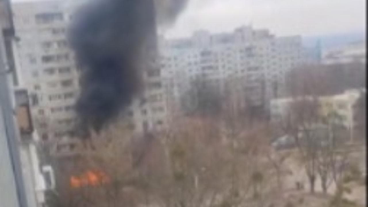Ucraina, nel video il momento in cui un drone colpisce un'area residenziale a Kharkiv