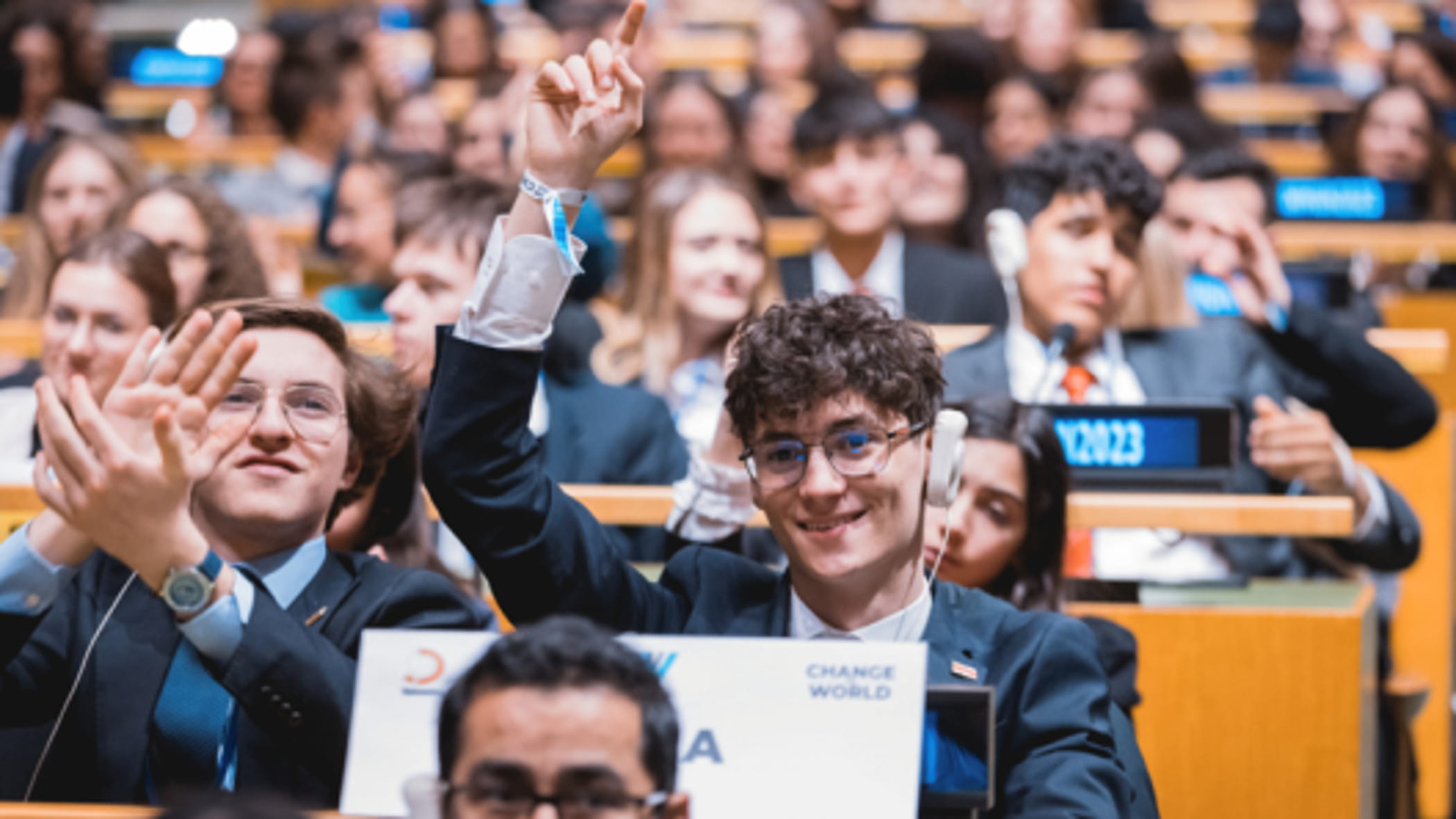 Gençler, 140 ülkeden 4.000 öğrenci BM toplantısını simüle ederek barış ve dayanışma hakkında konuşuyor
