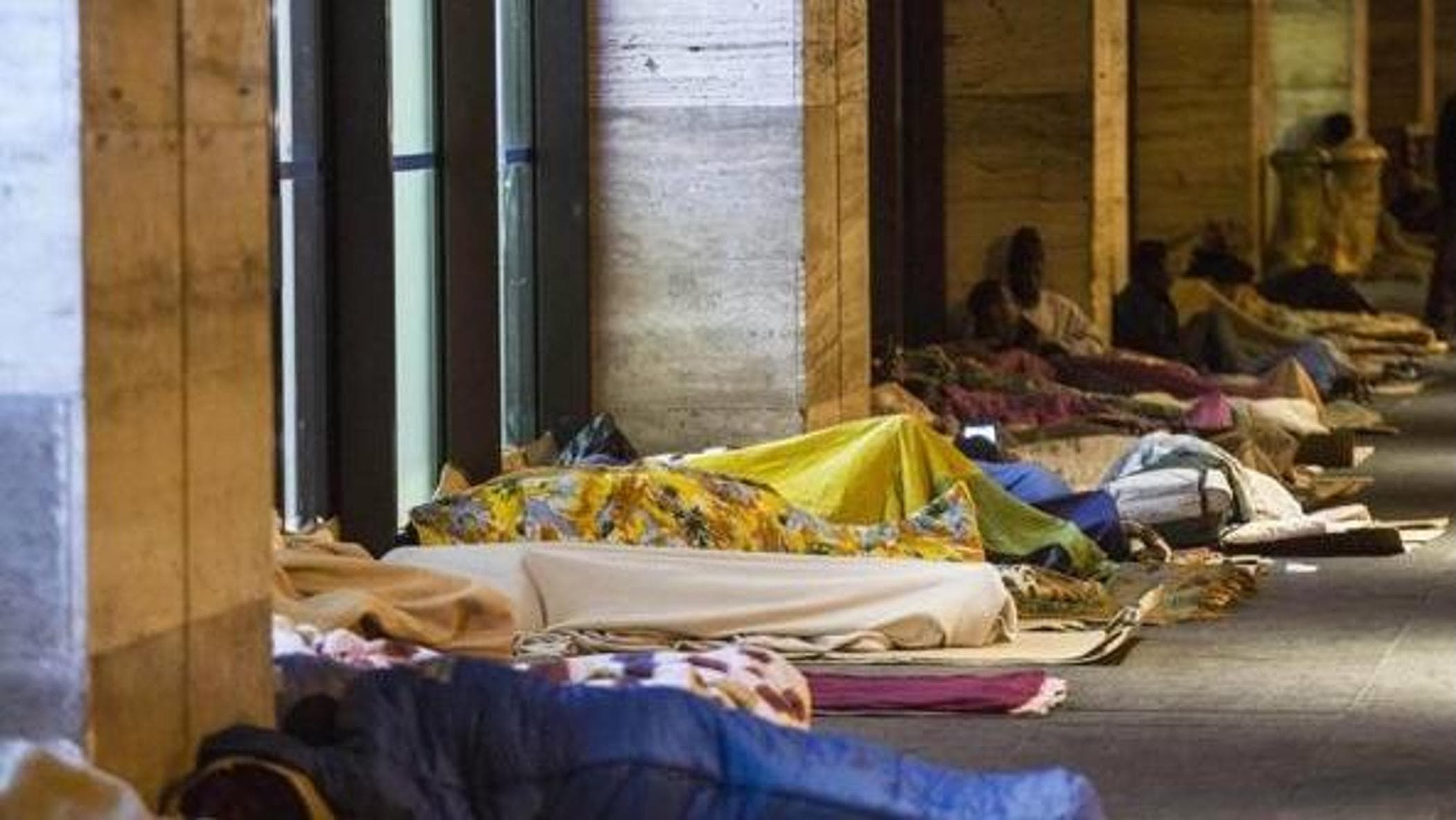 Evsizler ve derme çatma yerlerde uyumak için sayısız çözüm: İtalyan şehirlerinin haritası