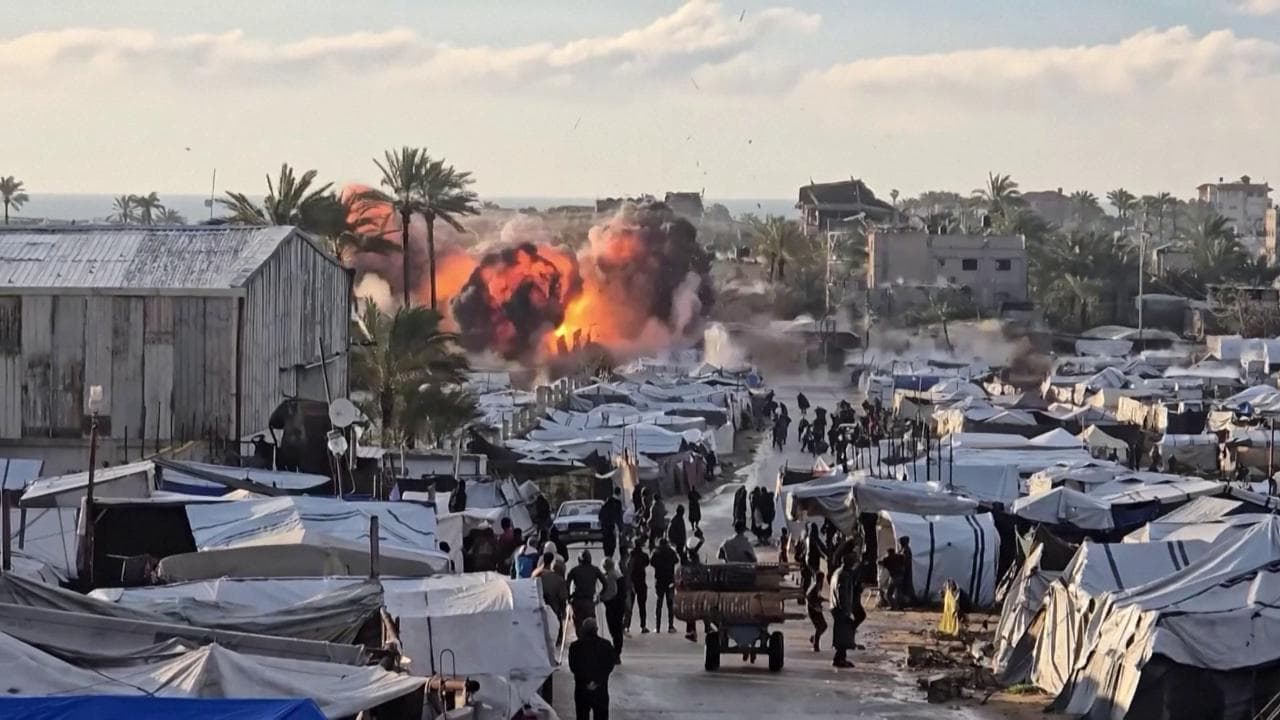 Gaza, Israele bombarda un campo profughi a Deir al-Balah: un morto e numerosi feriti
