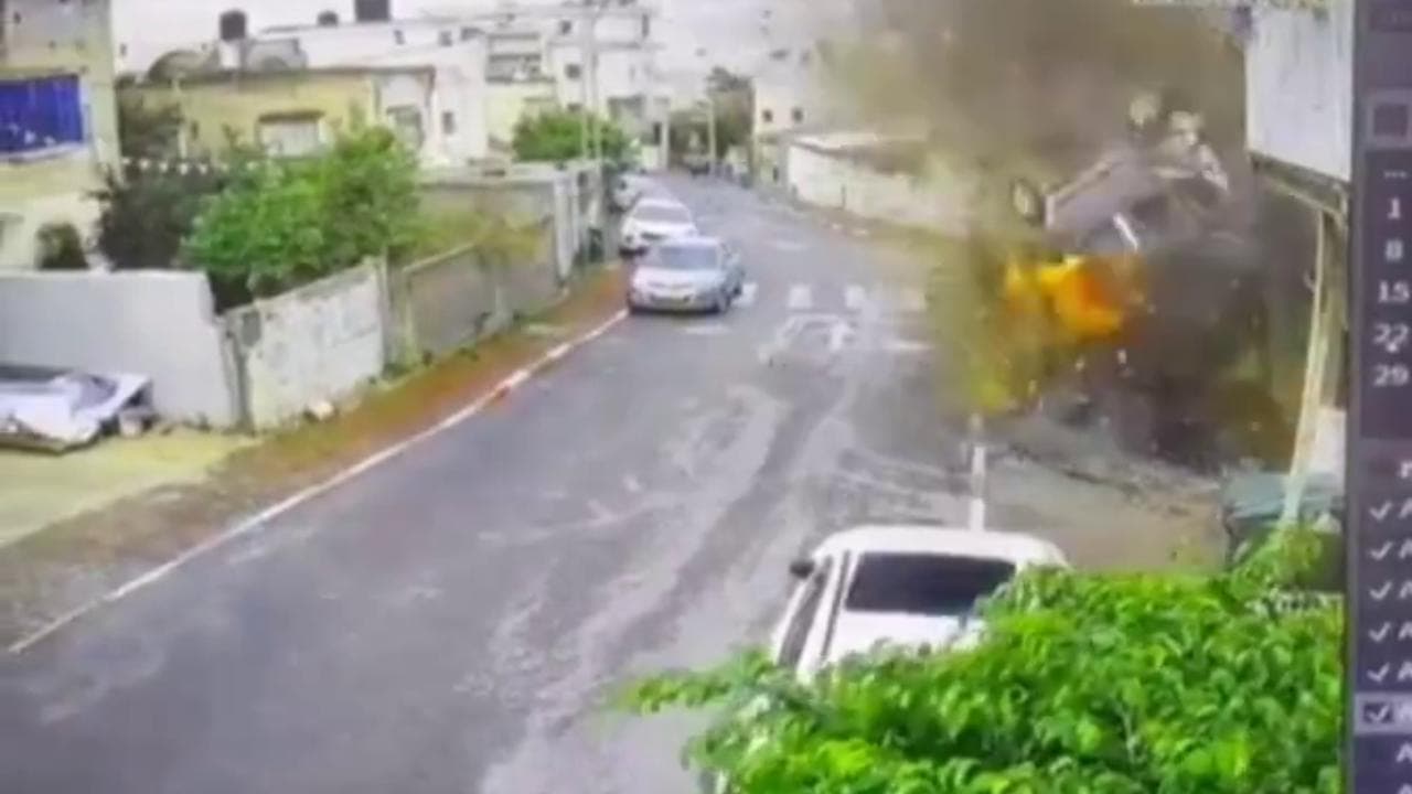 Israele, bomba a grappolo colpisce un'auto: il momento dell'esplosione ripreso da una telecamera
