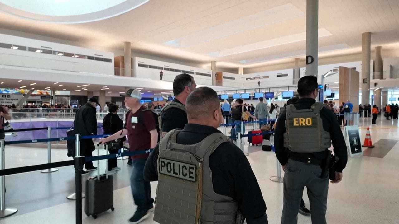 Houston, all'aeroporto nel caos compaiono gli agenti dell'ICE mandati da Trump