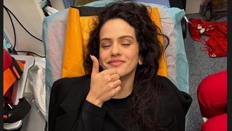 La foto di Rosalia in barella dopo il malore al concerto di Milano
