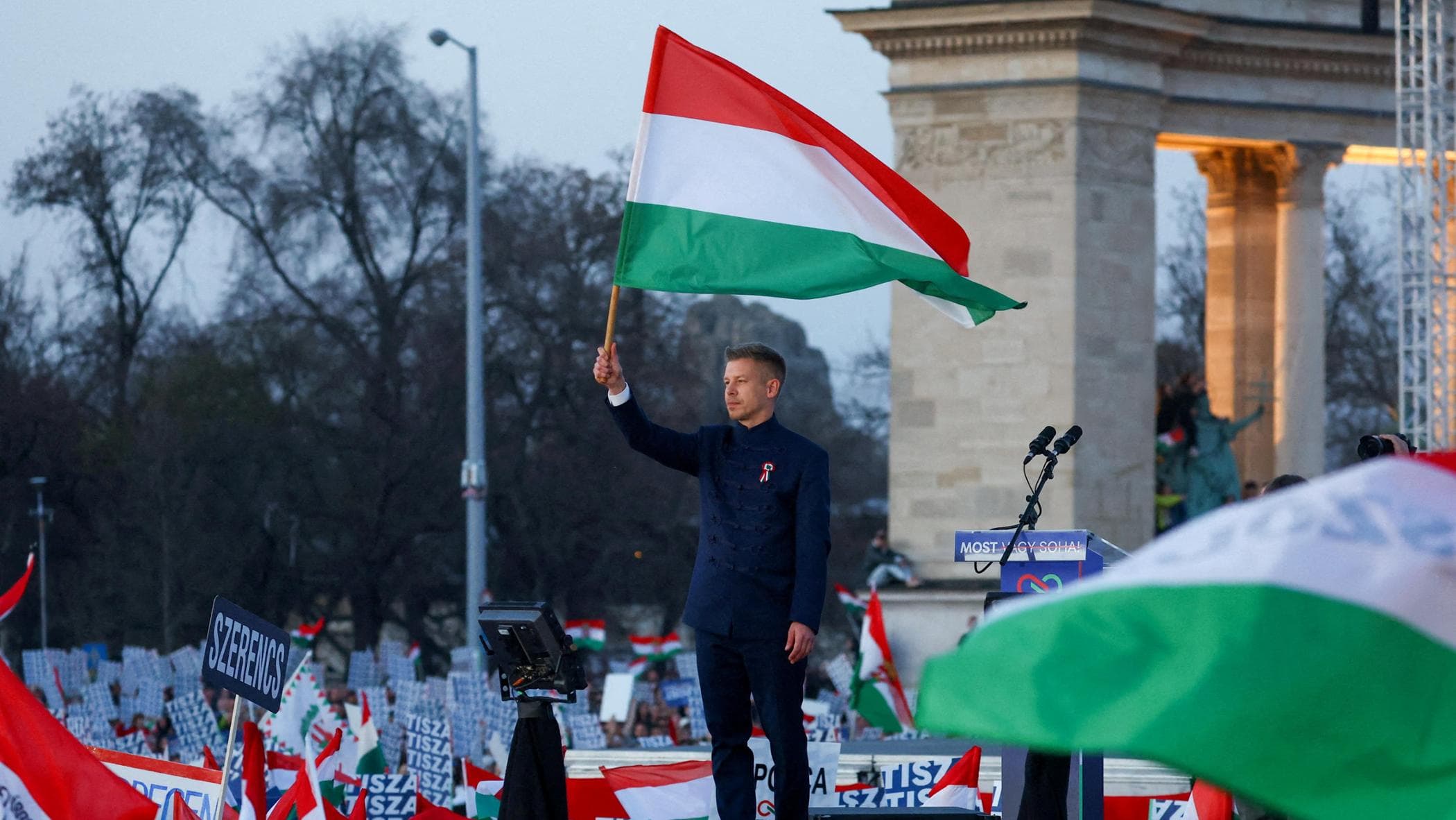 In piazza in Ungheria tra gli sfidanti di Orbán: “Magyar, ora o mai più”