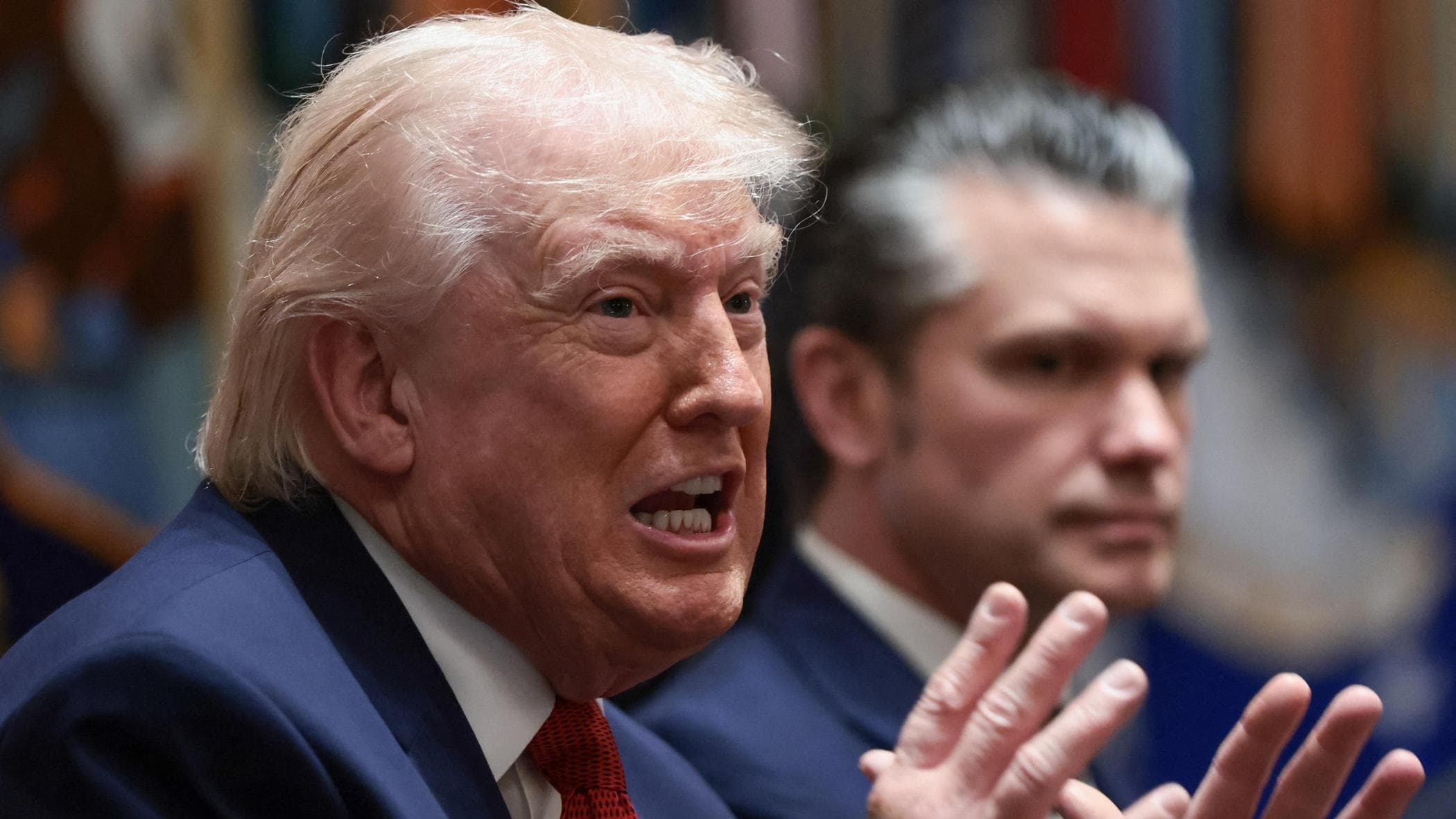 Trump minaccia poi apre all’Iran: “Potrei prendermi il petrolio, l’ultimatum slitta al 6 aprile”