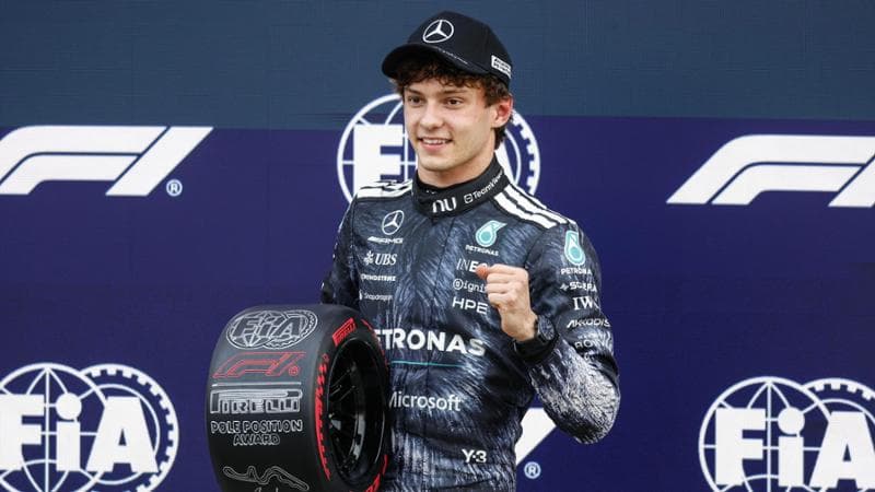 Kimi Antonelli festeggia la pole