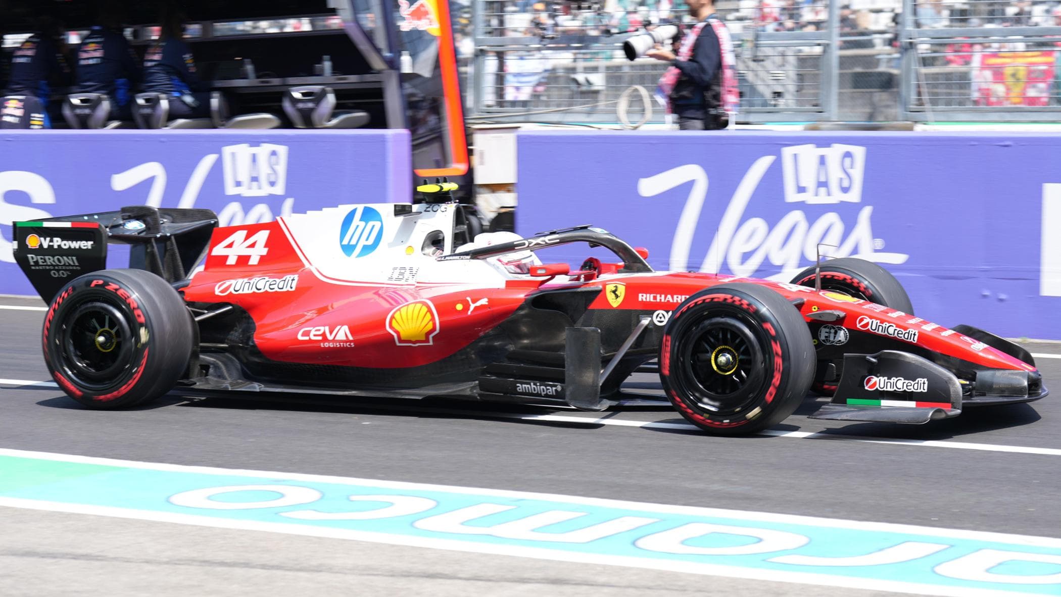 Hamilton boccia la Ferrari: “Divario enorme con la Mercedes”. Leclerc: “Queste qualifiche una farsa”