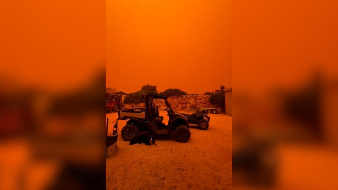 Australia: il cielo rosso sangue al passaggio del ciclone Narelle