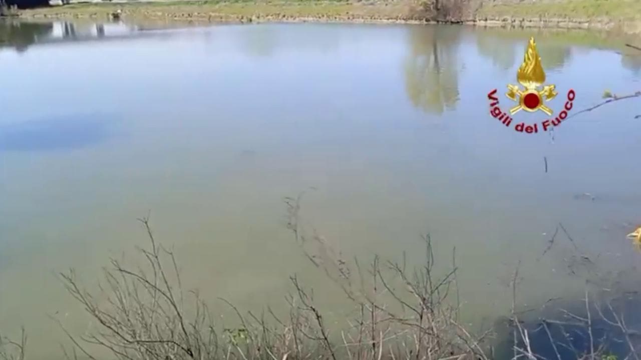 Rovigo, donna e bimbo trovati morti in laghetto: le operazioni dei Vigili del Fuoco
