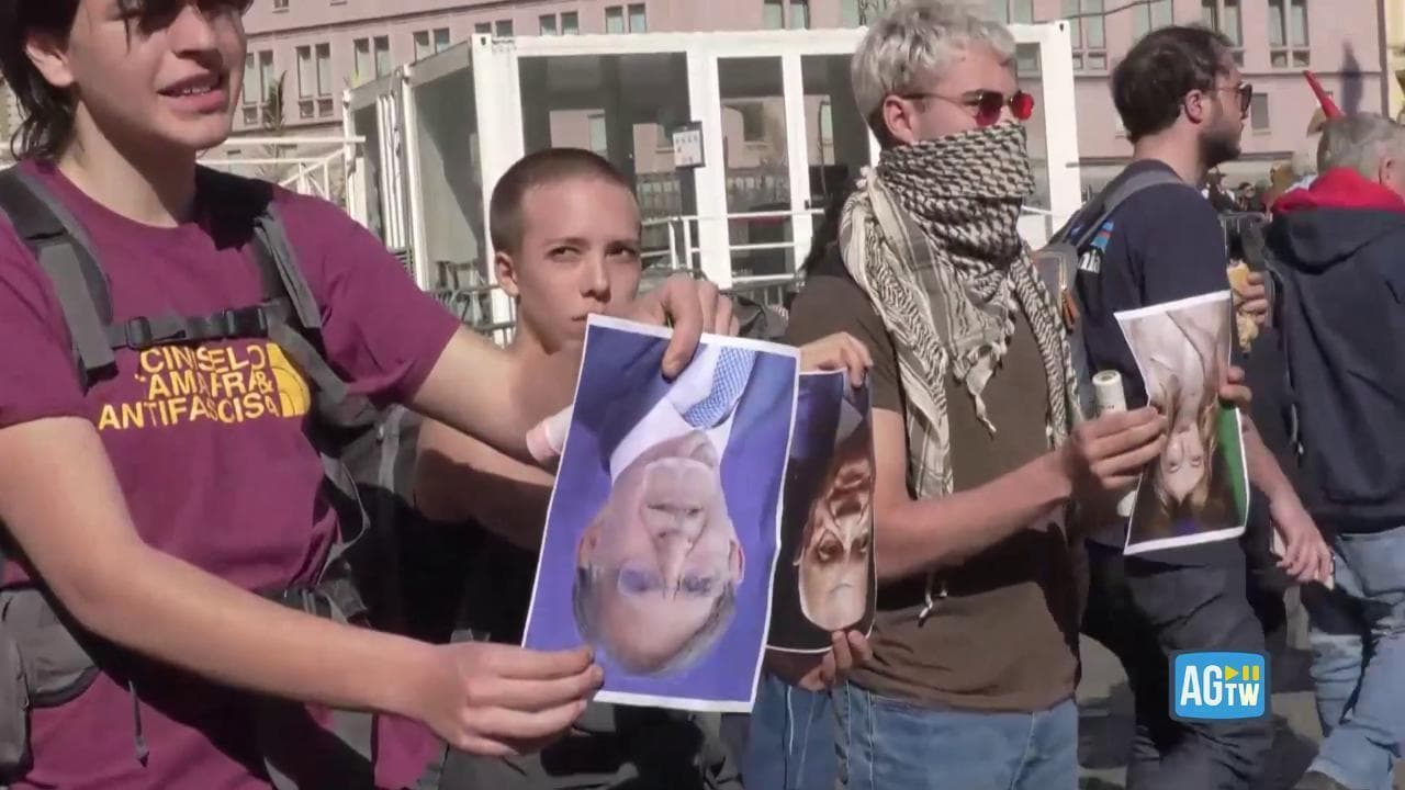 Roma, corteo No Kings: foto di Meloni, La Russa e Nordio capovolte davanti a una ghigliottina