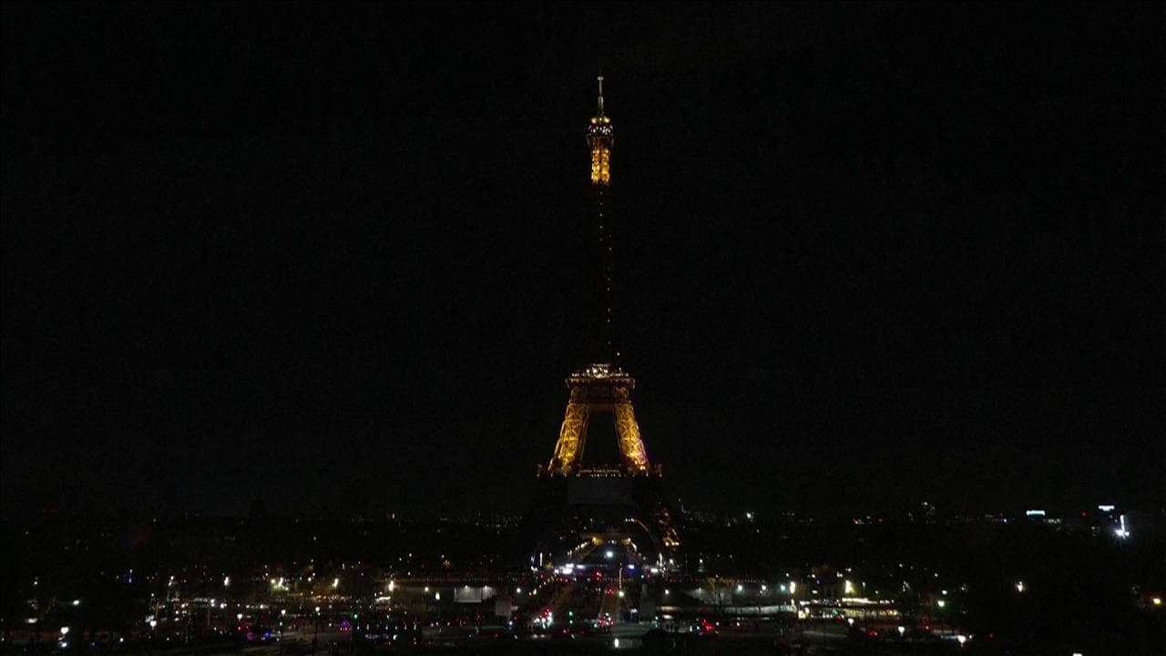 Parigi, la Torre Eiffel "si spegne" per l'Earth Hour