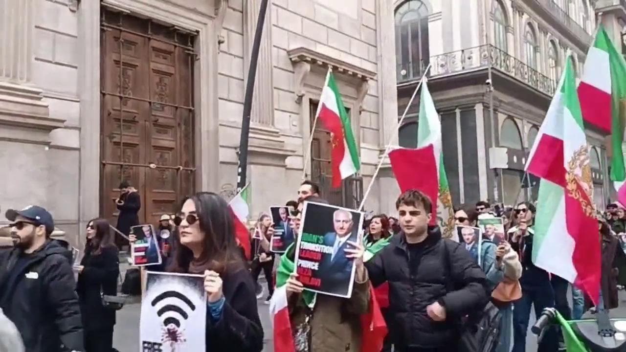 Napoli, la comunità iraniana in piazza contro il regime di Teheran: "Chiediamo libertà"