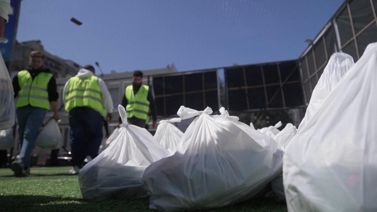 Libano: a Beirut il campo da calcio dei bambini si trasforma in un centro di aiuti per gli sfollati