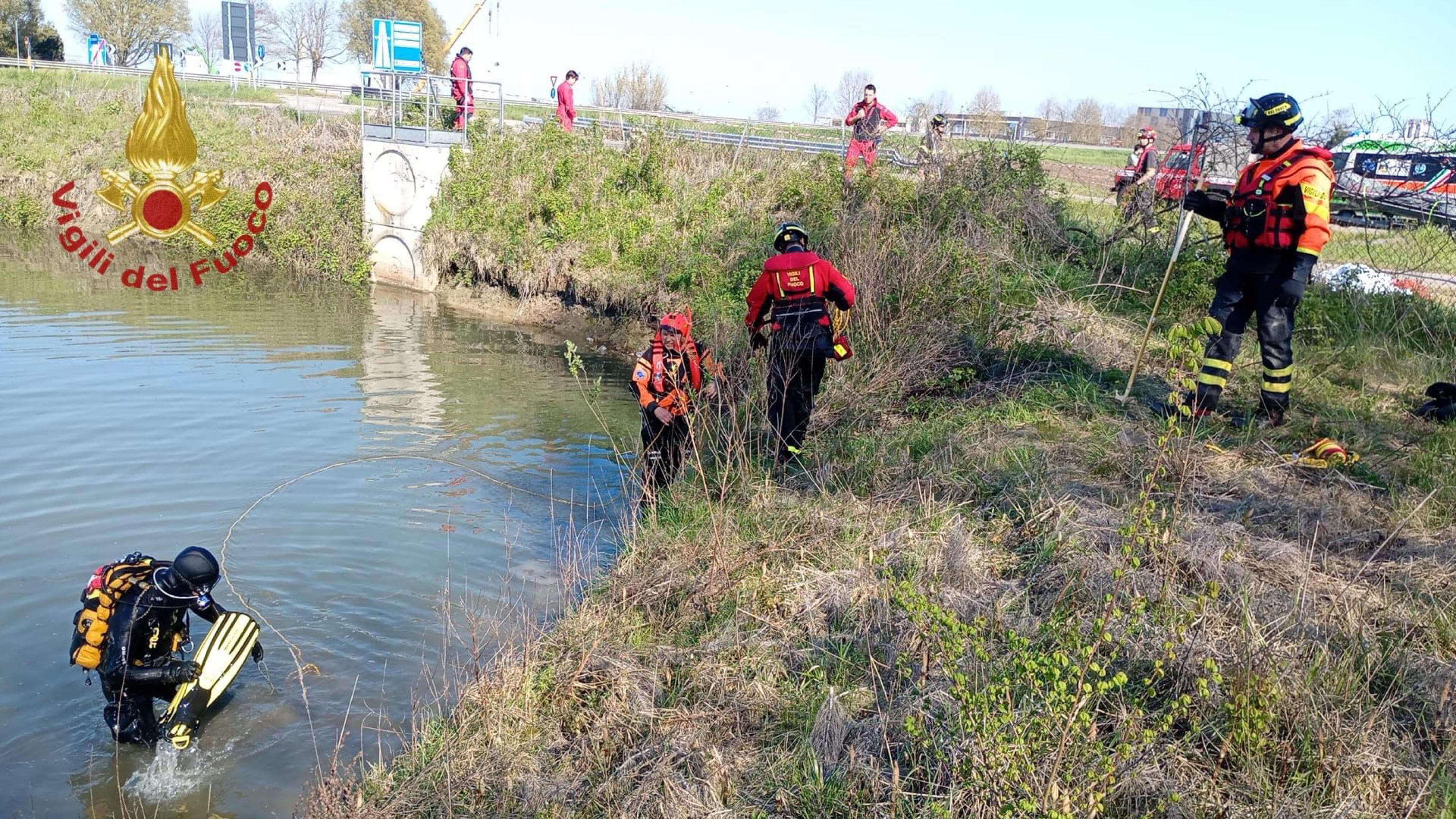 Mamma e figlio trovati morti in un laghetto a Rovigo, aperto un fascicolo per omicidio