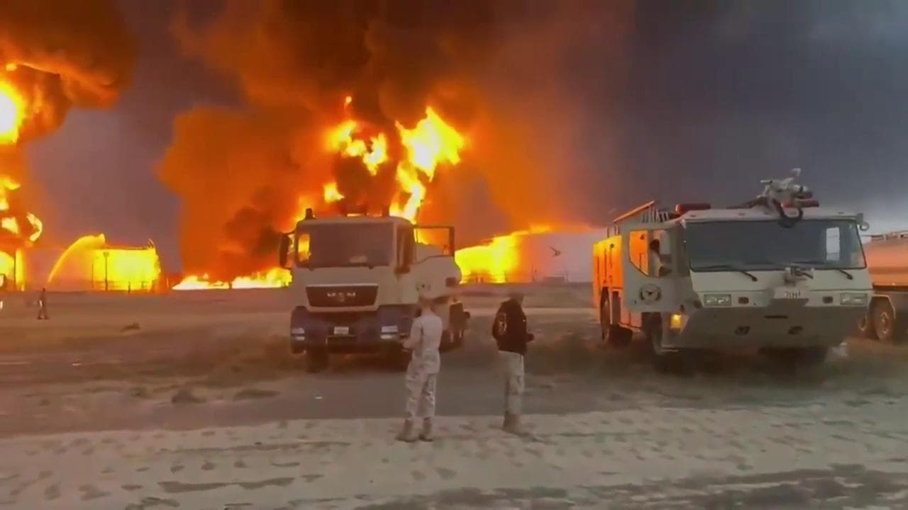 Kuwait, l'aeroporto internazionale colpito da droni: lo scalo in fiamme