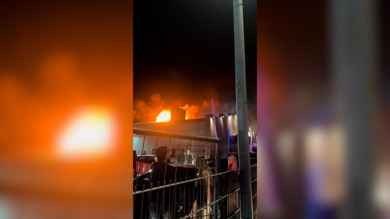 Germania, vasto incendio in una discoteca a Kehl: le fiamme avvolgono l'edificio