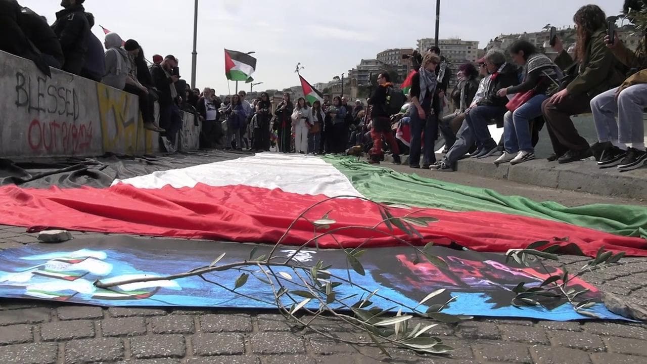 Napoli, Flotilla per Gaza salutata con ramoscelli di ulivo prima della partenza