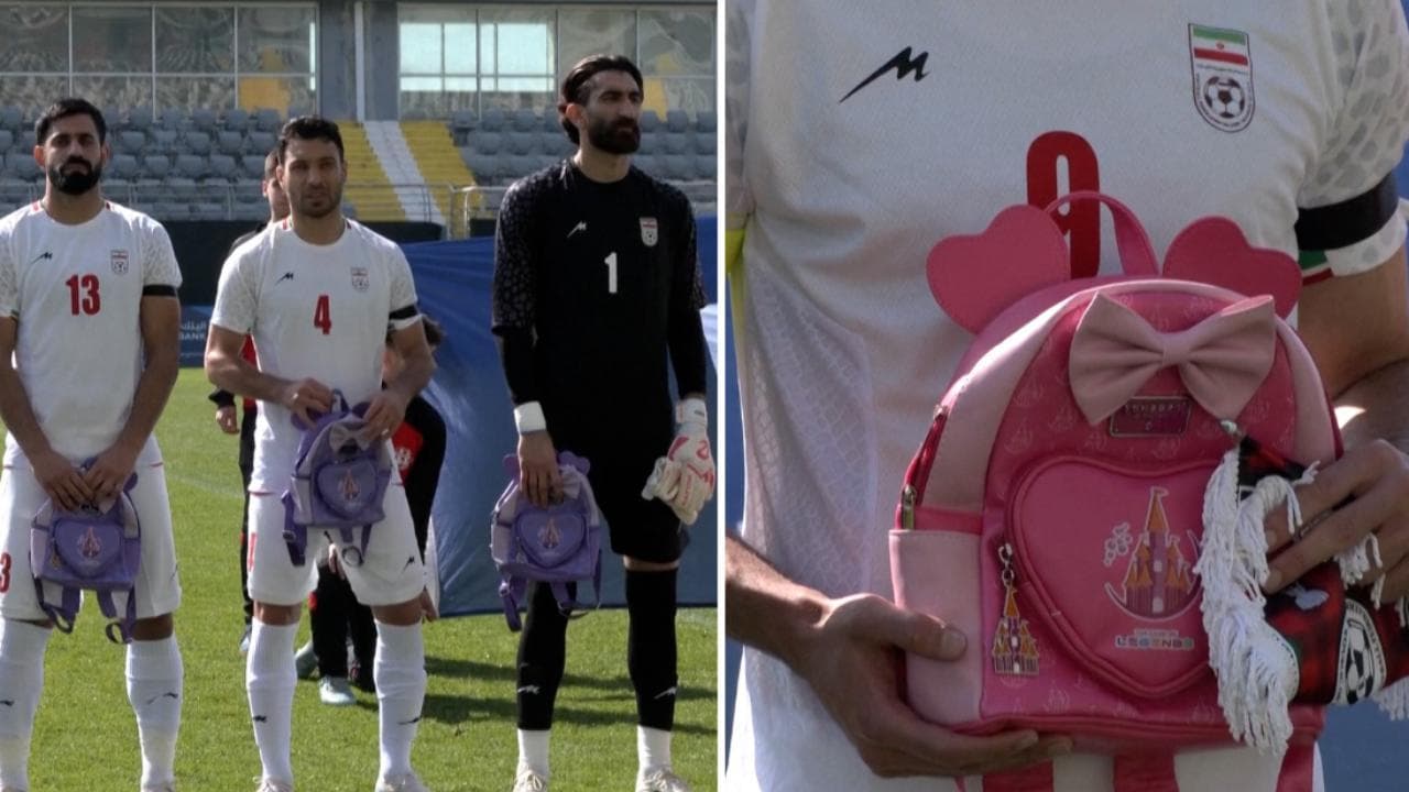 La nazionale iraniana in campo con gli zainetti scolastici per ricordare la strage di Minab