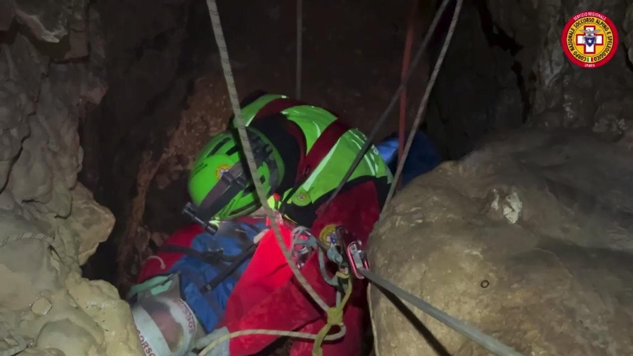 Soccorso in grotta a 100 metri di profondità: salvata una speleologa ferita