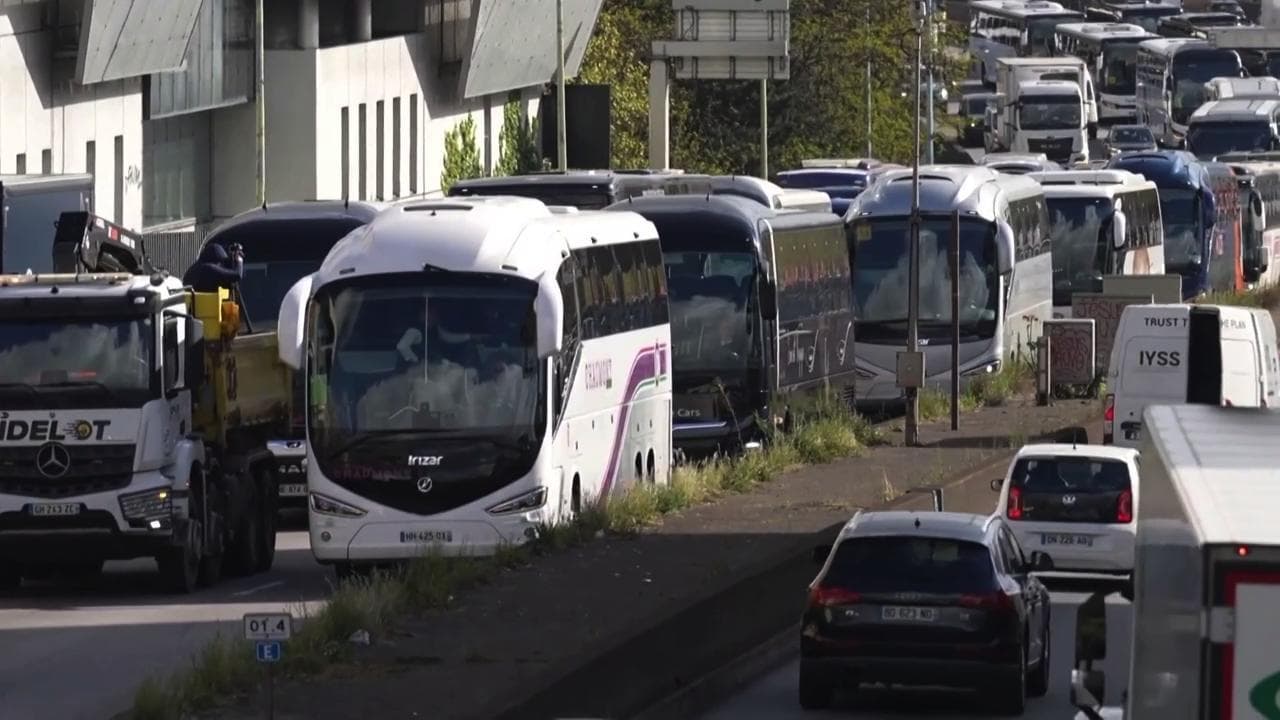 Parigi, la protesta dei camionisti contro il caro carburante manda in tilt il traffico