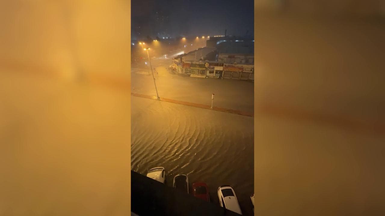 Lampi nel cielo e strade allagate, tempesta improvvisa negli Emirati: fulmini e pioggia paralizzano Ajman