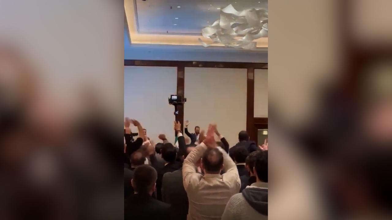 Berlino, applausi e cori "Allahu Akbar": il presidente siriano accolto come una star