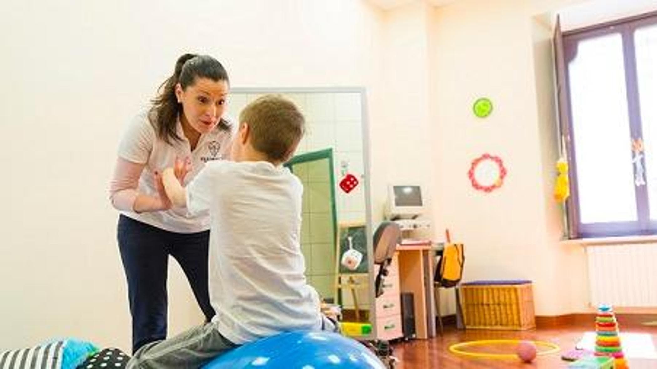 Otizm, çocukların korku ve reddedilmeyi yenmelerine yardımcı olan hayali yüzme havuzu oyunu