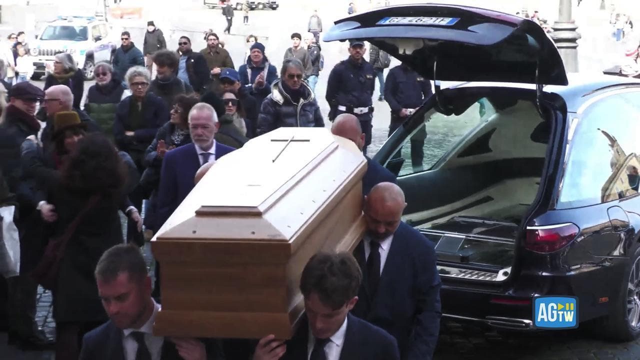 Funerali Riondino, l'arrivo del feretro tra applausi e abbracci