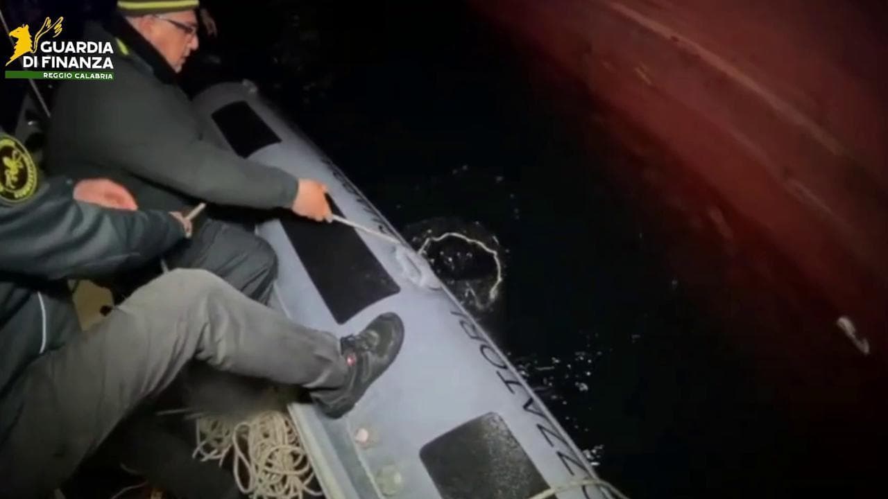 Droga nascosta nella chiglia di una nave: sequestrati 400 kg di cocaina a Gioia Tauro