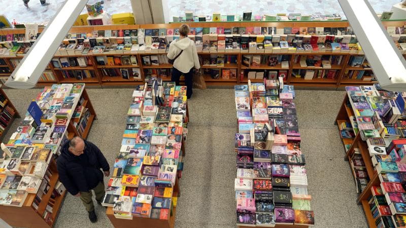 Quegli scaffali pieni di libri. La furia contro i telefonini