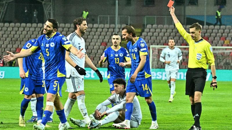 Bastoni espulso e Memic esulta: il periodo nero del difensore azzurro