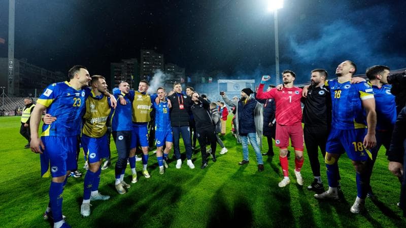 Bosnalı oyuncular kutlama yapıyor