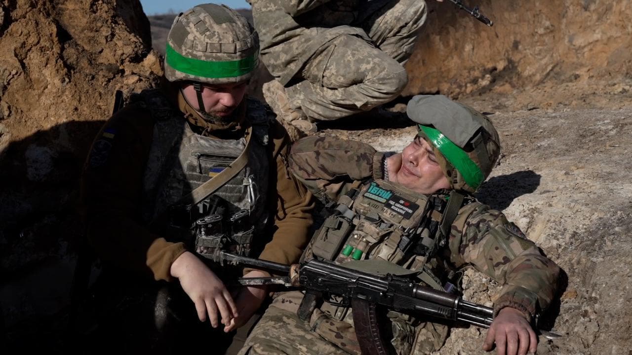 Ucraina, prove di lacci emostatitici e stabilizzazione del ferito: i soldati come i medici di E.R.