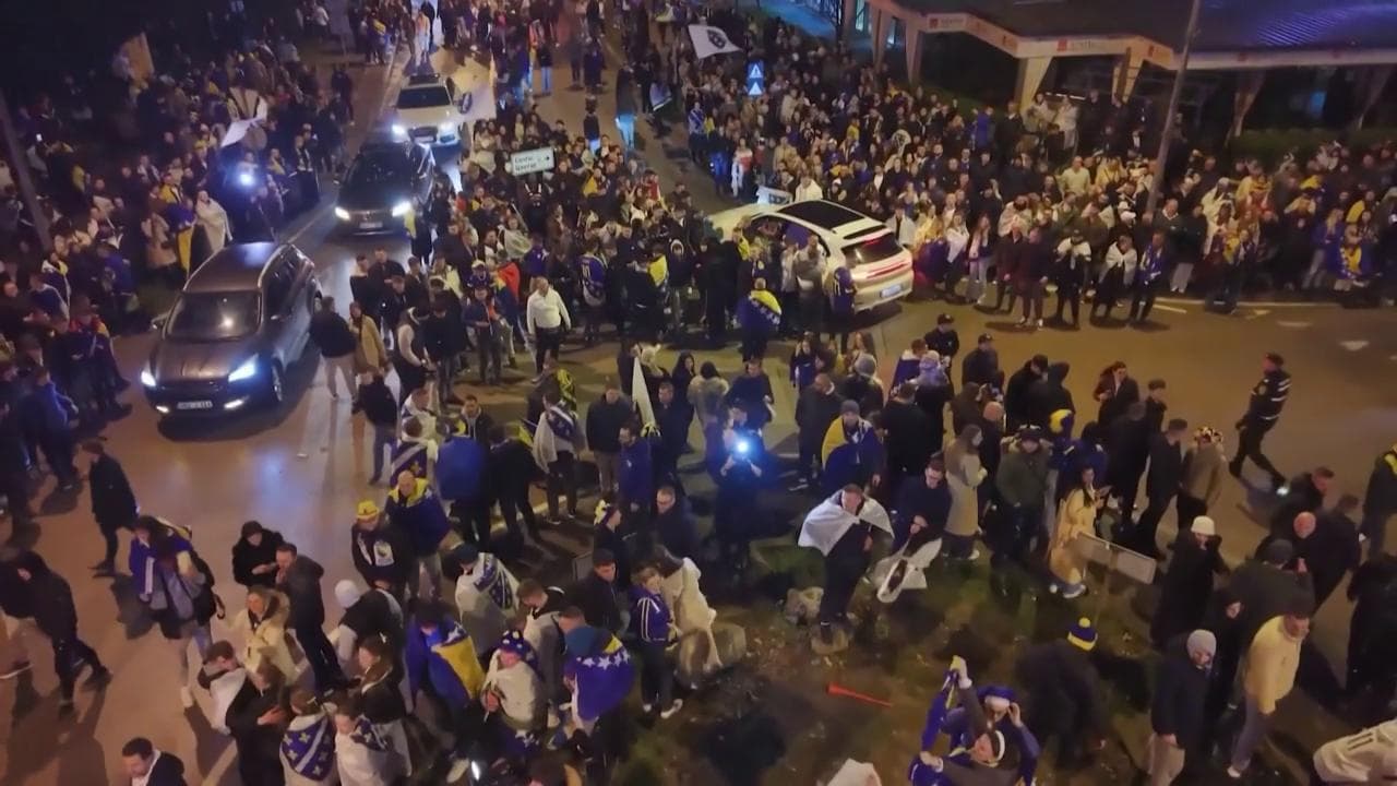 Bosnia, migliaia in piazza per festeggiare: "Aspettavamo questo momento da anni!"