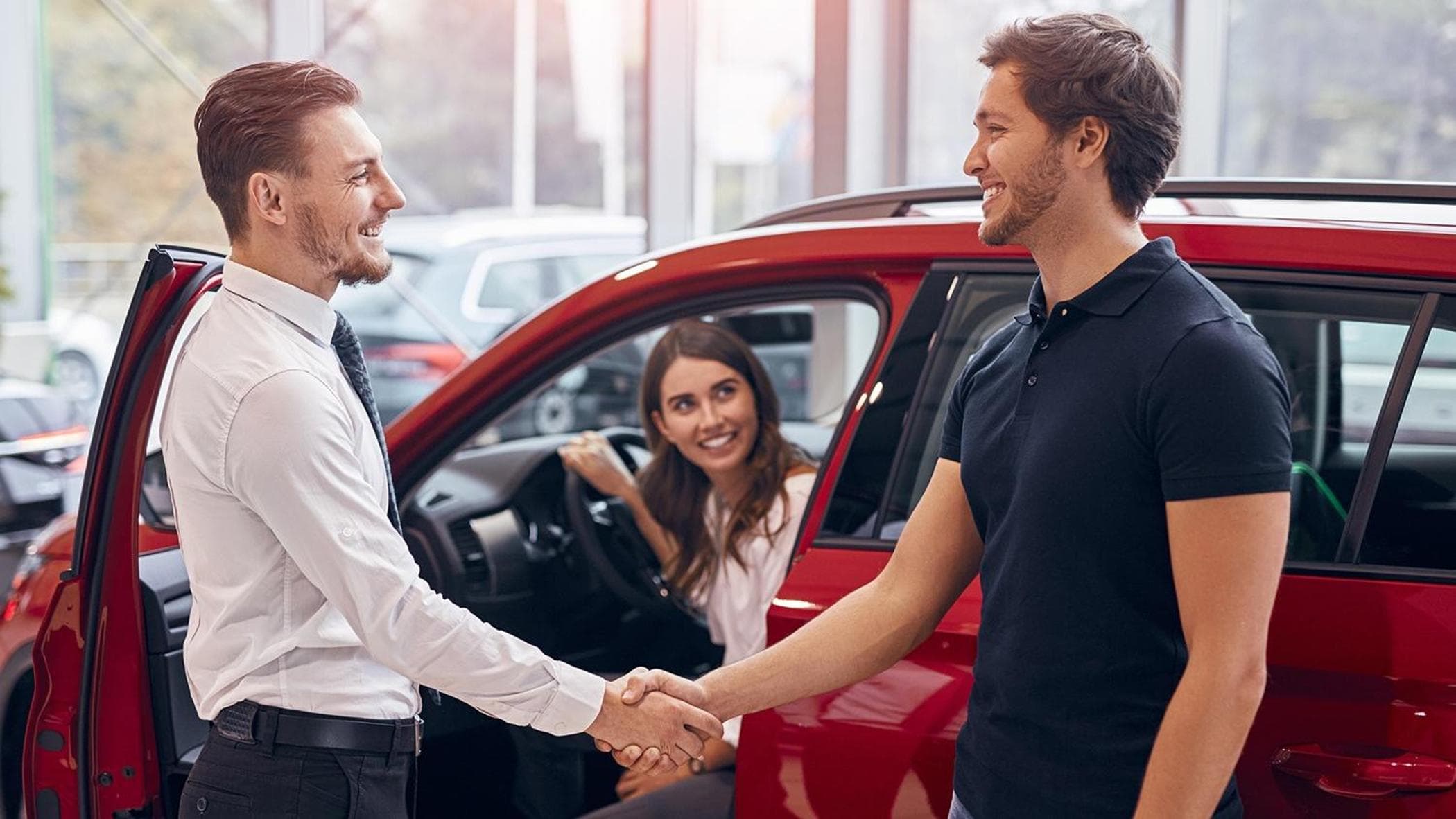 Otomobil bayileri, dijital çağda bile satın alma sürecinde hayati önem taşıyor. Areté stüdyosu