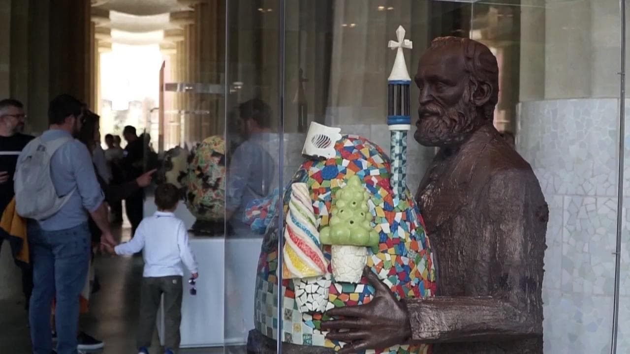 Barcellona, tra salamandre e casette le uova di Pasqua ispirate a Gaudì: giganti, colorate, geniali