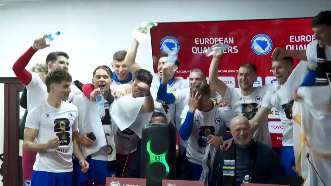 La Bosnia ai Mondiali: i giocatori "invadono" la conferenza stampa dopo la vittoria
