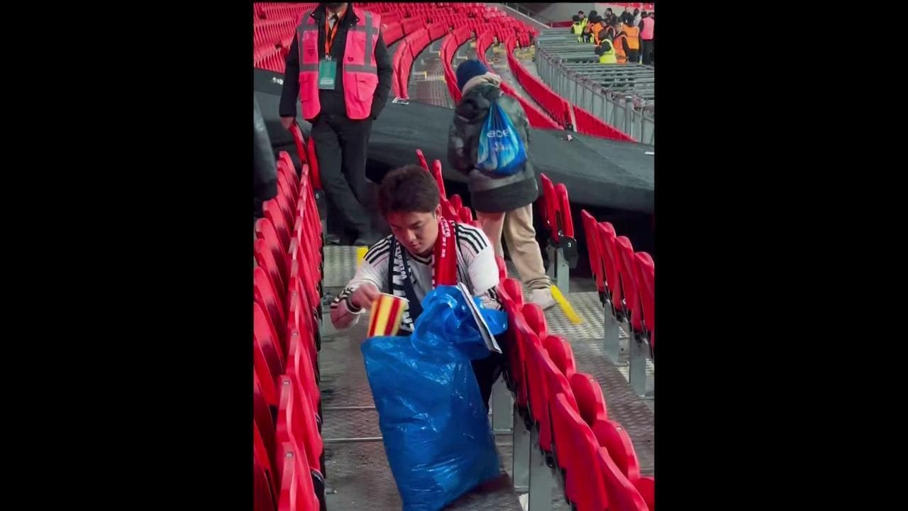 Londra, i tifosi giapponesi puliscono gli spalti dello stadio dopo la vittoria contro l'Inghilterra