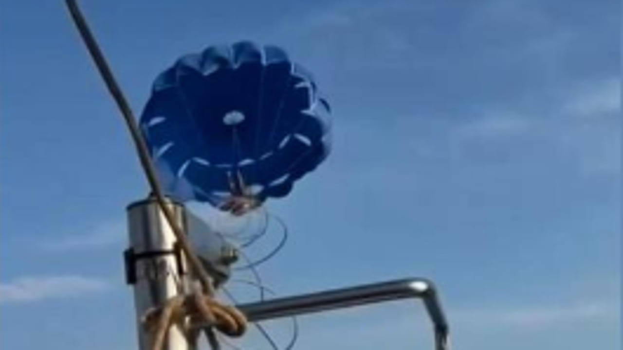 Parasailing, l'incubo si avvera: il cavo si spezza e il turista precipita in mare