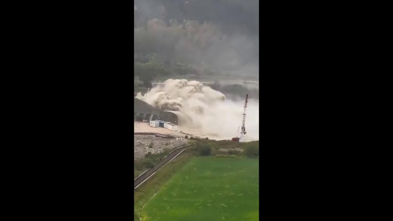 Molise, la Diga del Liscione stracolma viene alleggerita: le cascate d'acqua sono impressionanti