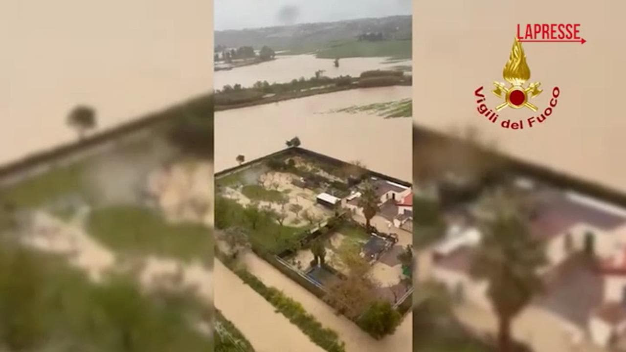 Molise, Termoli allagata: automobilista aggrappato ad un albero viene salvato dai vigili del fuoco
