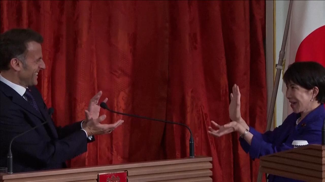 Macron e la premier giapponese Takaichi mimano l'"onda energetica" di Dragon Ball
