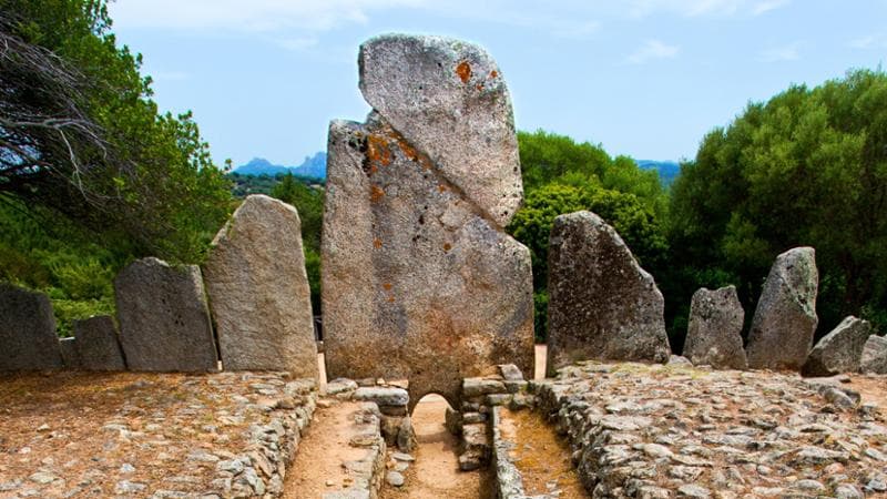 La Tomba dei giganti di Coddu Vecchiu ad Arzachena, in Sardegna, è un sito archeologico nuragico. Foto Riccardo lombardo / reda /  getty images