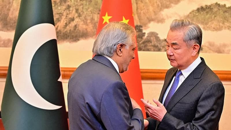 il ministro degli Esteri pakistano, Ishaq Dar con il collega cinese Wang Yi