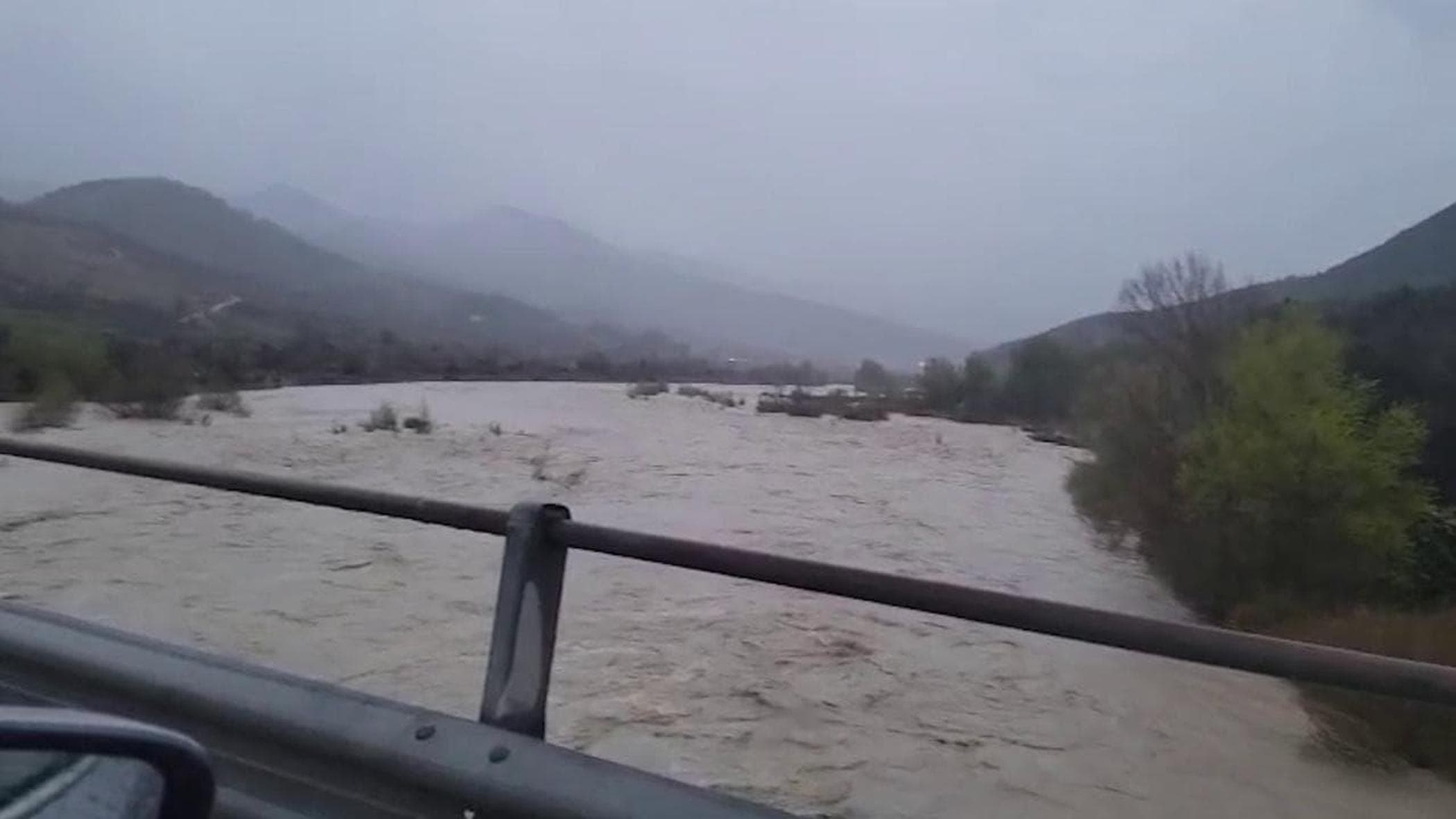 Kötü hava koşulları Osento nehrinin taşmasına neden olarak Adriyatik kıyısındaki demiryolu hattının saatlerce kesintiye uğramasına neden oluyor