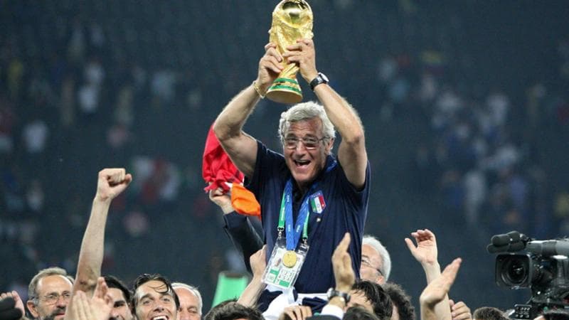 Marcello Lippi solleva la coppa dopo dei Mondiali 2006