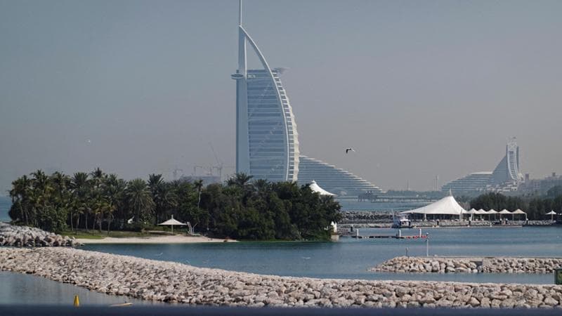 Il Burj Al Arab, uno degli edifici simbolo di Dubai, è stato colpito durante uno dei primi attacchi iraniani agli Emirati