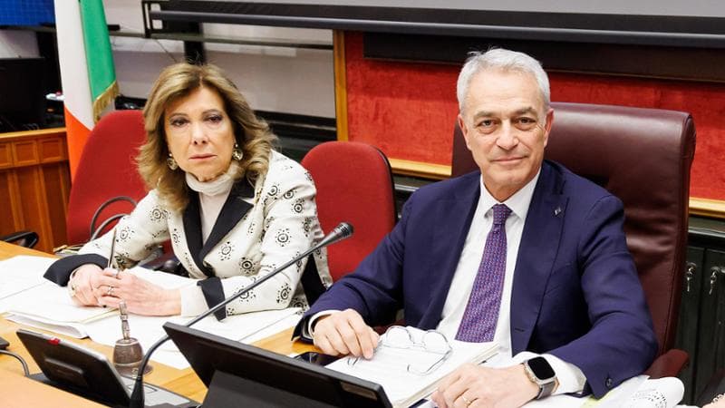 Il presidente della commissione Affari costituzionali della Camera Nazario Pagano e la ministra per le Riforme Maria Elisabetta Alberti Casellati durante la prima seduta per l’esame della legge elettorale